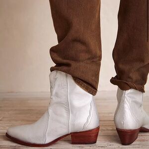Free People New Frontier Western Boots Color Silver US 9.5/ EU 39.5